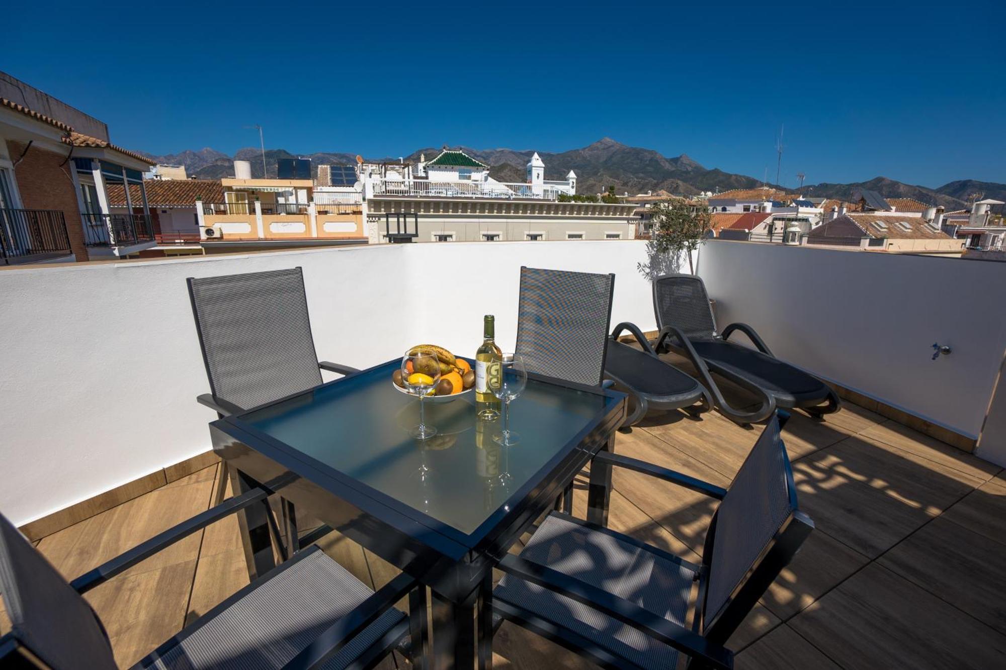 Apartamentos Kronox Nerja Bagian luar foto